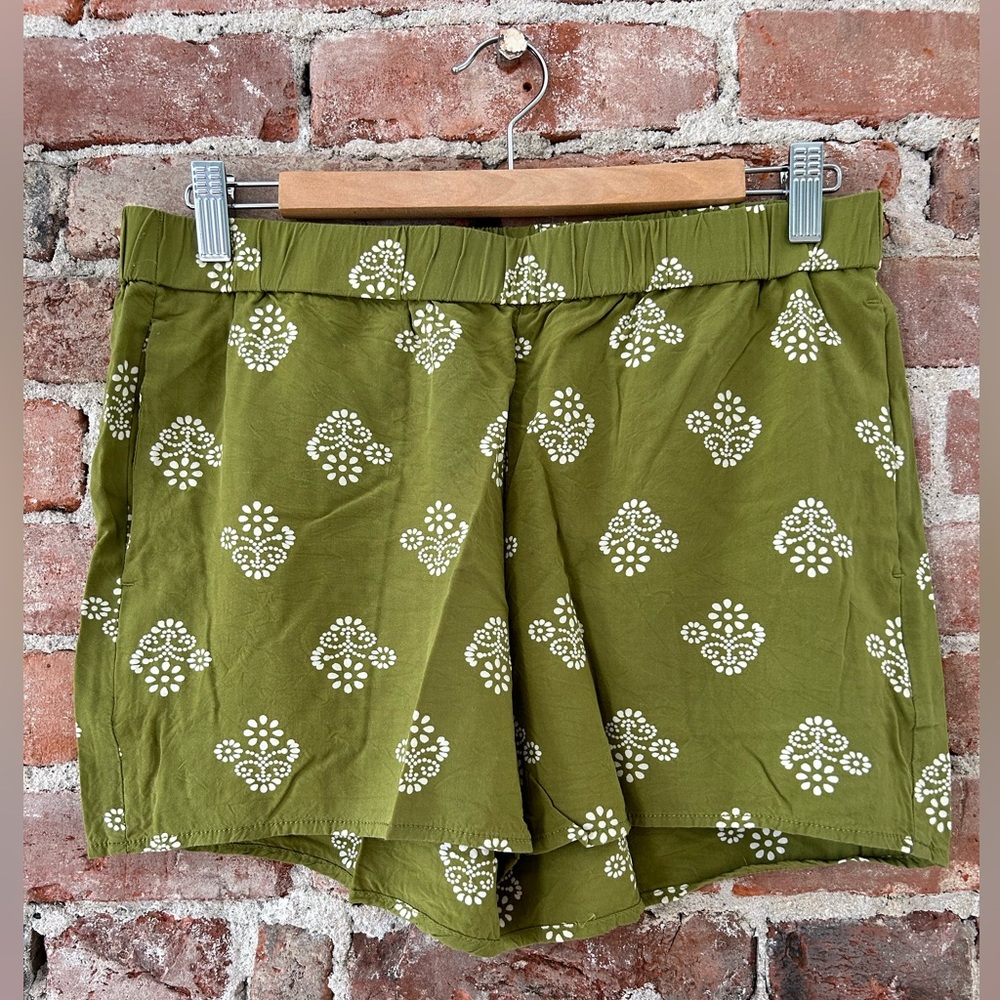 Green Elastic Waistband Pocketed Shorts Size Medium